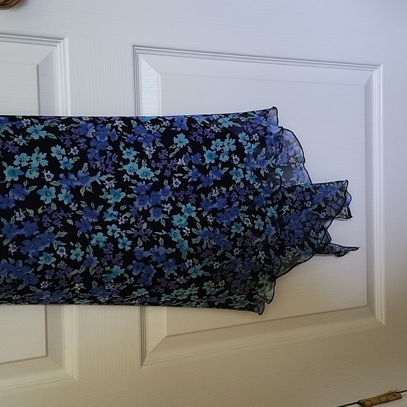 Beautiful Floral Pattern Dress - Picture 4 of 4